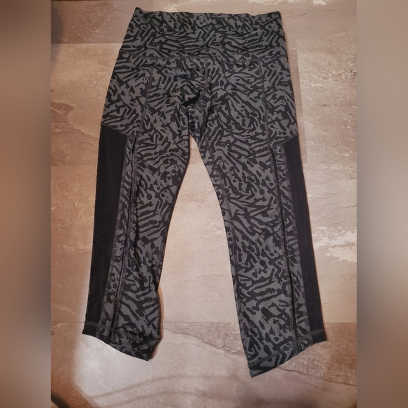 Lululemon Hot To Street Crop leggings. Grey and black patterns. 21 1/2". Size 8. - Picture 4 of 15